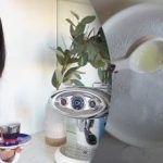 A lány megmutatta, hogyan lehet eltávolítani a karcolásokat a tányérokon: videója sláger lett A lány megmutatta, hogyan lehet eltávolítani a karcolásokat a tányérokon: